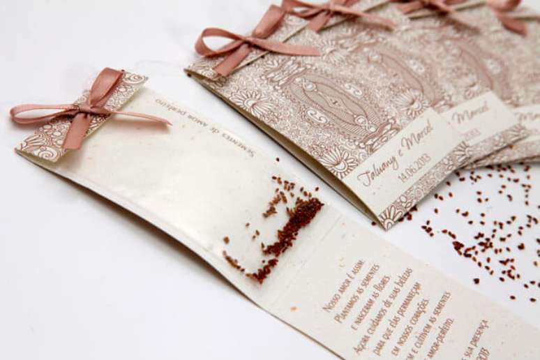 72. Sementes de amor perfeito como lembrancinhas de casamento. Foto de Papel e Estilo