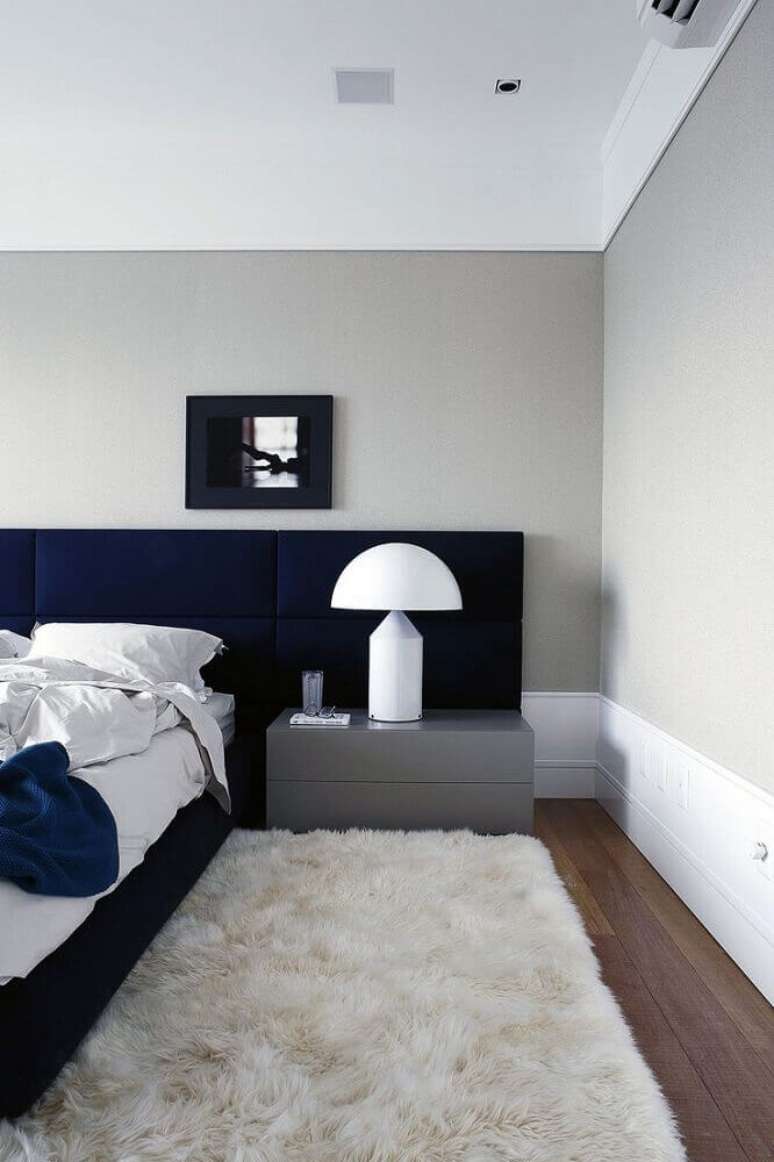 7. Decoração com tapete felpudo para quarto de casal com cabeceira estofada azul marinho – Foto: Archilovers