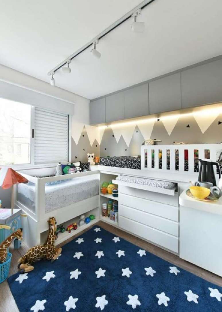 67. Decoração com tapete para quarto de bebê com estampa de estrelas – Foto: Pinterest