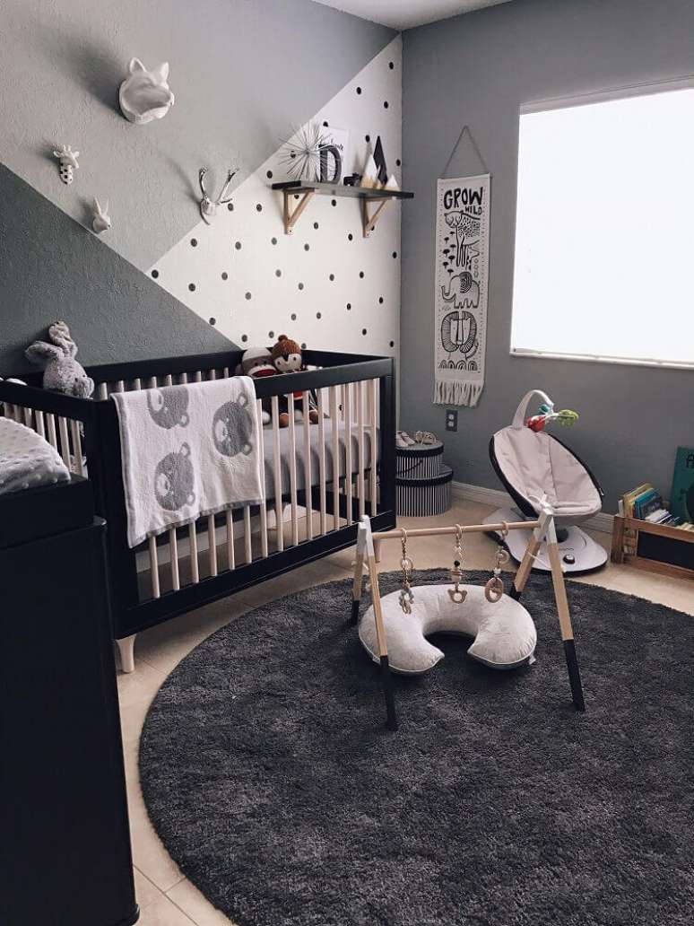 66. Decoração moderna com tapete para quarto de bebê todo em tons de cinza e com berço preto – Foto: HomeDeco