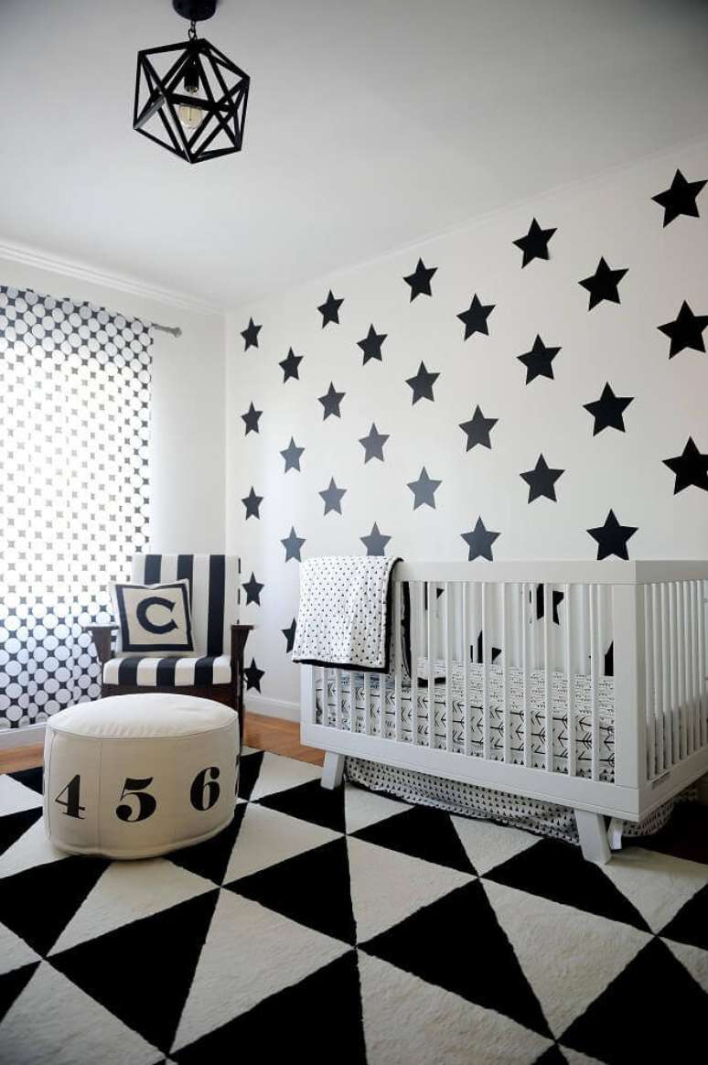 68. Decoração em preto e branco com tapete para quarto de bebê com parede cheia de estrelinhas – Foto: Kargo