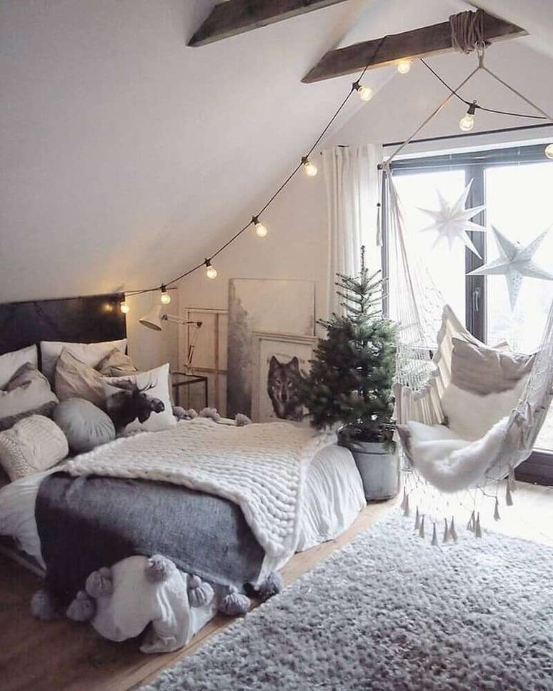 70. Decoração escandinava com varal de luz e e tapete para quarto de casal – Foto: We Heart It