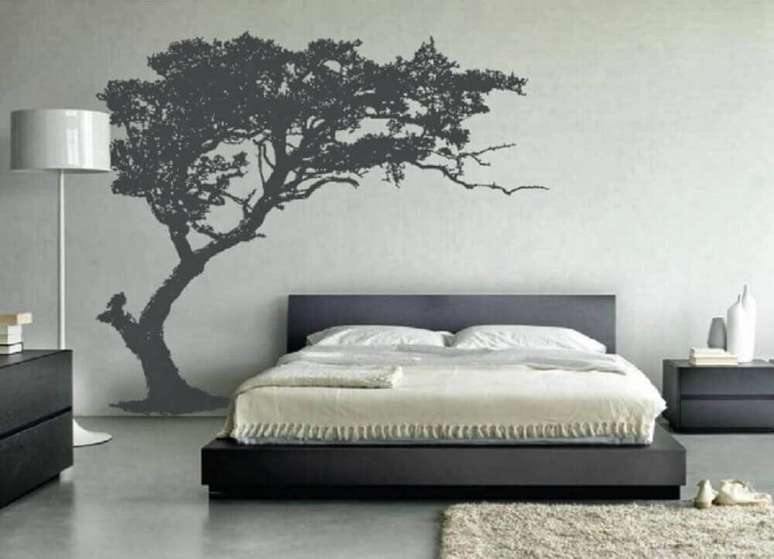 72. Tapete para quarto decorado em tons de cinza e com adesivo de árvore na parede – Foto: Yandex