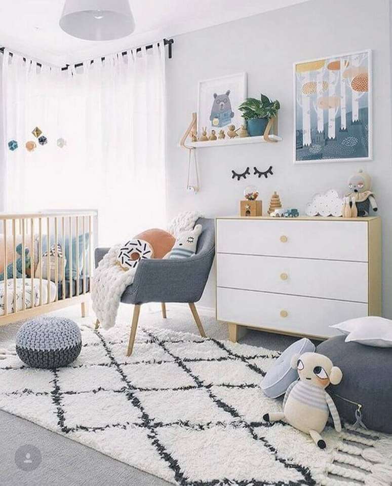 73. Tapete para quarto infantil decorado em tons de cinza com puff redondo de crochê – Foto: Pantito Design