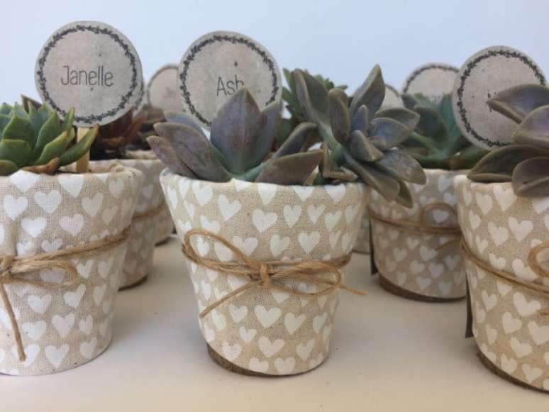 74. Vasos de suculentas como lembrancinhas de casamento. Foto de Pinterest