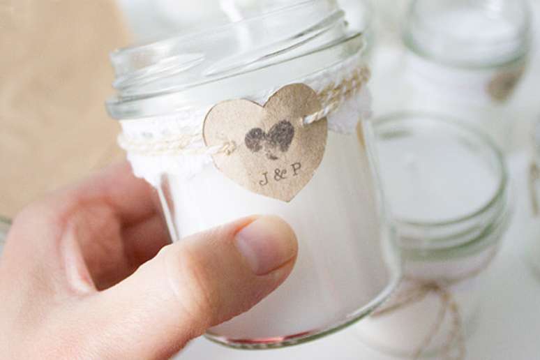 6. Mesmo as lembrancinhas de casamento simples s&atilde;o cheias de charme e amor. Foto de DIY Traumhochzeit