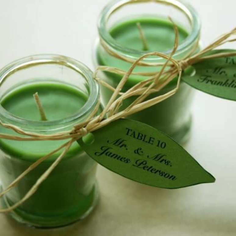 68. Voc&ecirc; pode fazer velas nas cores da decora&ccedil;&atilde;o do casamento. Foto de One Wed