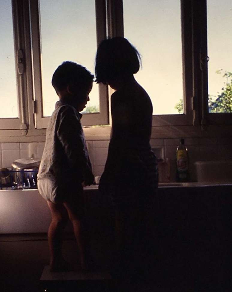 Era f&aacute;cil chantagear Margot quando crian&ccedil;a. Um som como o estalar da l&iacute;ngua ou das m&atilde;os j&aacute; a deixava extremamente angustiada. Na foto, ela aprece brincando com o irm&atilde;o quando pequena