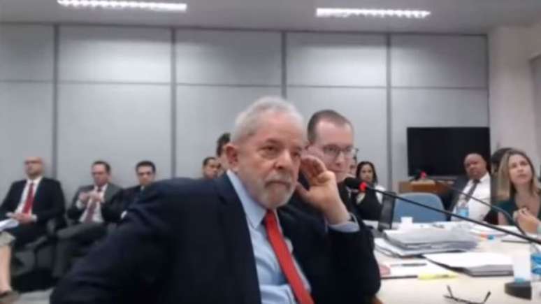 Não há um limite para o número de habeas corpus que Lula pode apresentar ao STF ou a outros tribunais do país. Porém, é preciso que cada uma das petições tenha motivações diferentes, explica o advogado criminalista Fernando Castelo Branco.