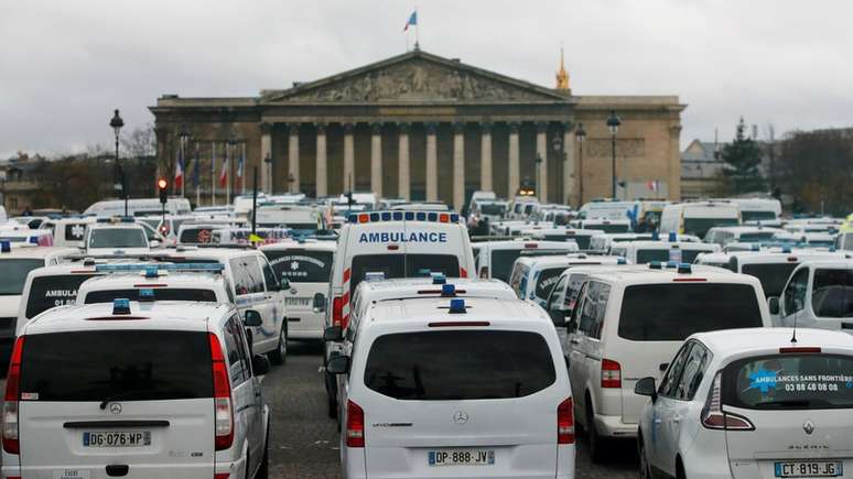 Motoristas de ambulância se juntaram ao protesto e bloquearam o trânsito no entorno da Assembleia Nacional de Paris