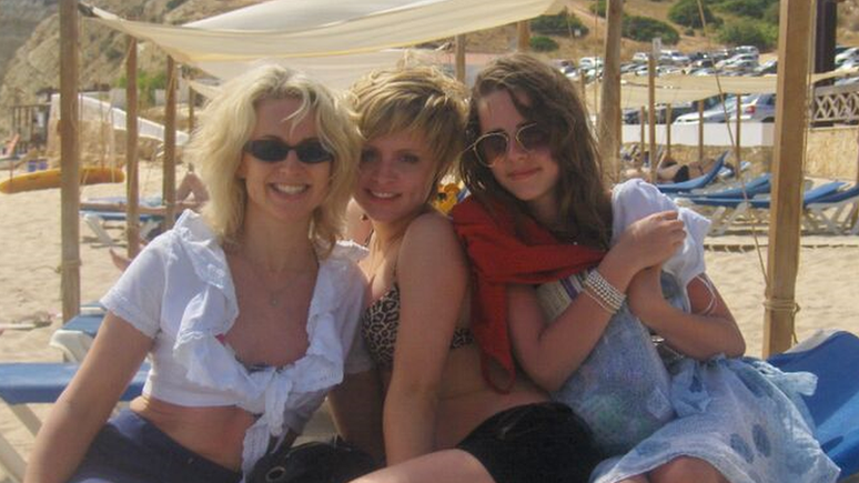Deborah diz que a dor de perder sua filha Chloe (centro) &eacute; fundamental para quem ela &eacute; hoje