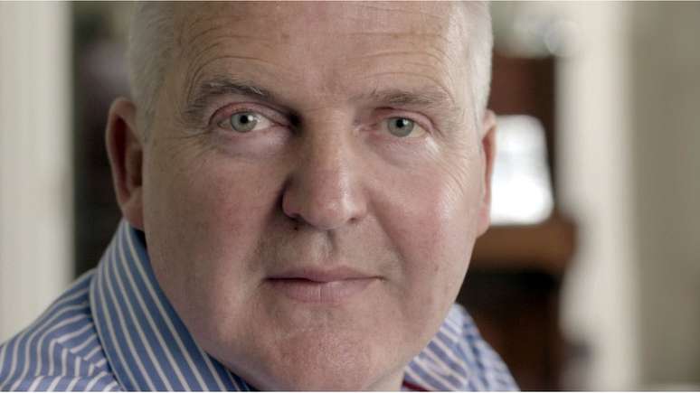 Dois meses ap&oacute;s descobrir a doen&ccedil;a, Simon praticamente j&aacute; n&atilde;o falava: 'Foi um choque terr&iacute;vel', diz a mulher dele