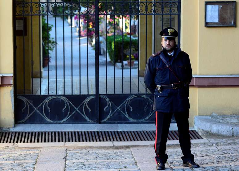 Policial italiano patrulha cemitério em Corleone, na Itália 22/11/2017 REUTERS/Guglielmo Mangiapane