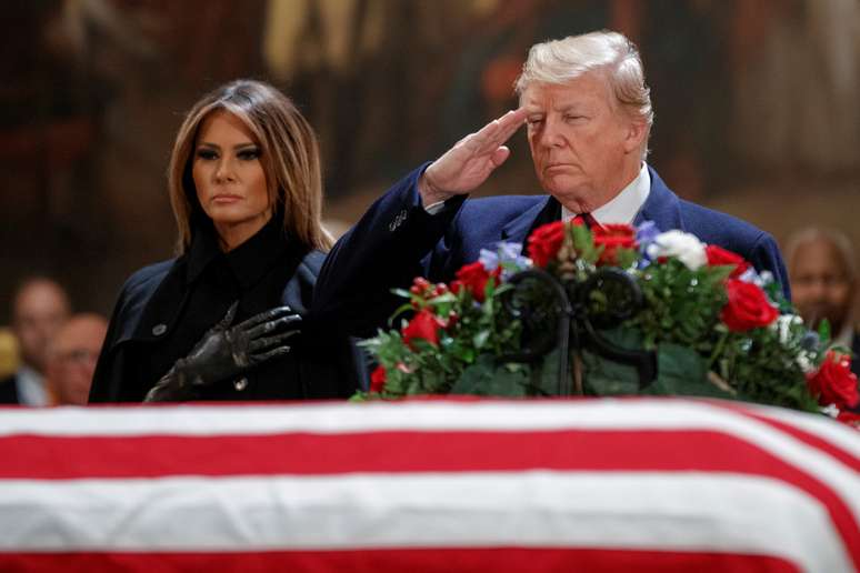 Presidente dos Estados Unidos, Donald Trump, e primeira-dama, Melania, durante velório do ex-presidente George H.W. Bush no Capitólio em Washington 03/12/2018 Shawn Thew/Pool via REUTERS 