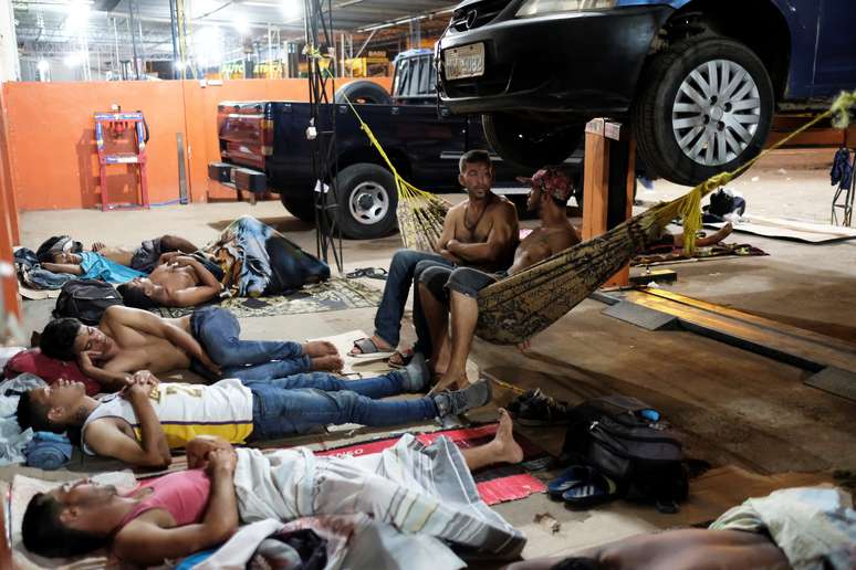 Migrantes venezuelanos se acomodam em oficina mecânica próxima de rodoviária em Boa Vista
30/08/2018
REUTERS/Nacho Doce