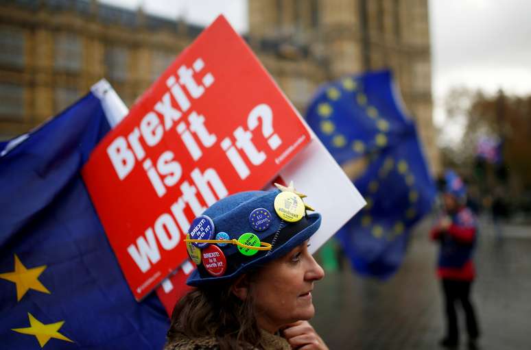 Manifestantes contrários ao Brexit protestam em frente ao Parlamento britânico
03/12/2018
REUTERS/Henry Nicholls