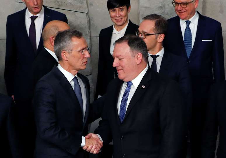 Secret&aacute;rio-geral da Otan, Jens Stoltenberg, e secret&aacute;rio de Estado dos EUA, Mike Pompeo, em Bruxelas 04/12/2018 REUTERS/Yves Herman