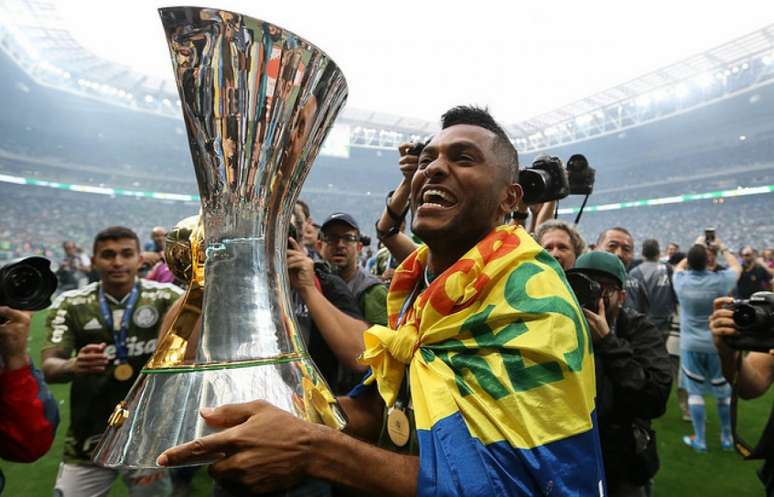 Artilheiro do Palmeiras no ano, Borja comemora o seu primeiro título brasileiro (Foto: Cesar Greco)