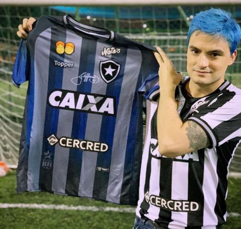 Felipe Neto posa com a camisa do Botafogo, em homenagem a Jefferson (Foto: Reprodução / Instagram)
