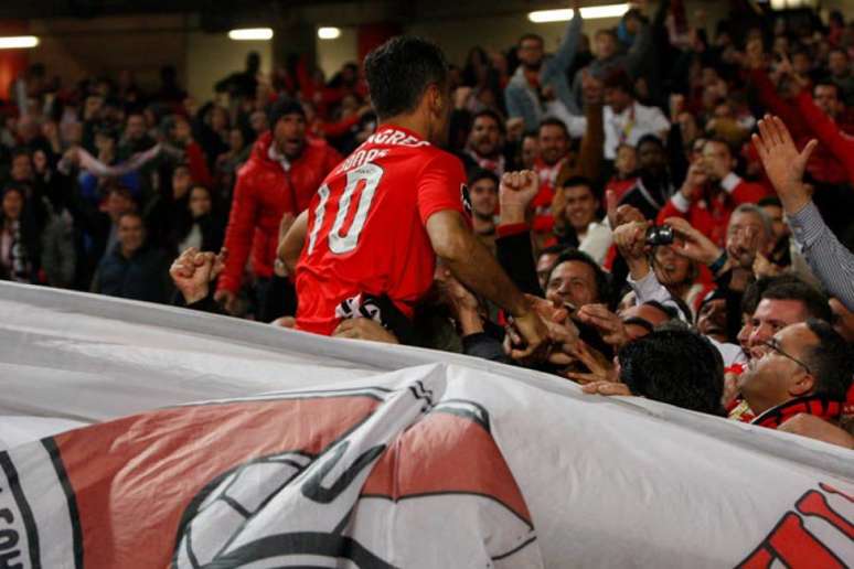 Jonas comemora com torcedores do Benfica após marcar sobre o Feirense (Foto: Divulgação / Benfica)