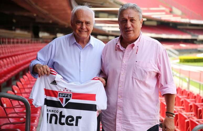 Presidente Leco e Cláudio Mortari assinaram contrato nesta terça-feira (Igor Amorim/saopaulofc.net)