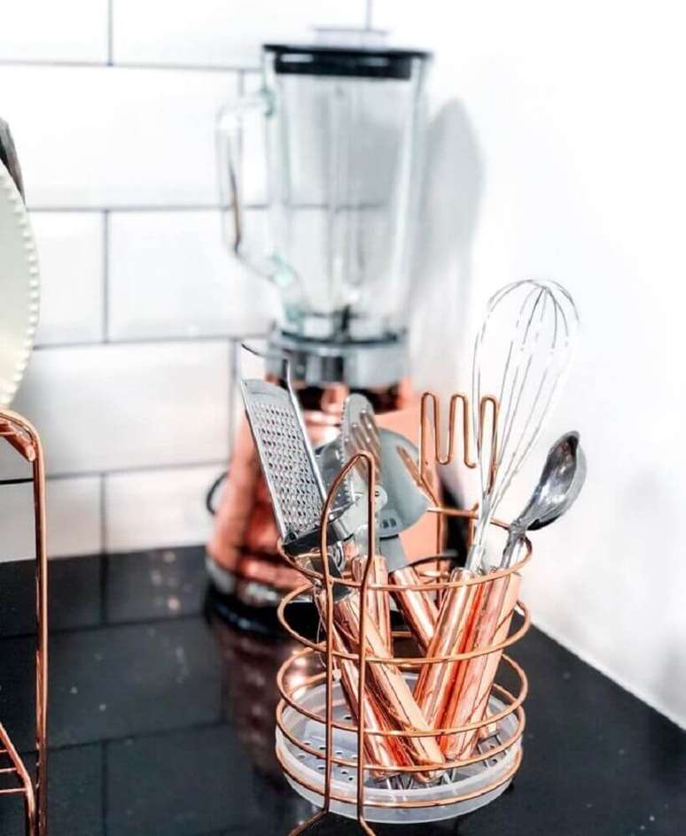 15. Al&eacute;m do escorredor de lou&ccedil;a rose gold que tal investir em eletrodom&eacute;sticos nessa cor e deixar sua cozinha ainda mais bonita? &ndash; Foto: Marmorizando