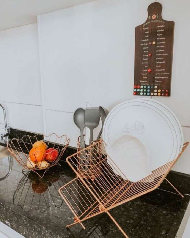 16. Cozinha decorada com fruteira e escorredor de louça rose gold – Foto: Marie Monteiro