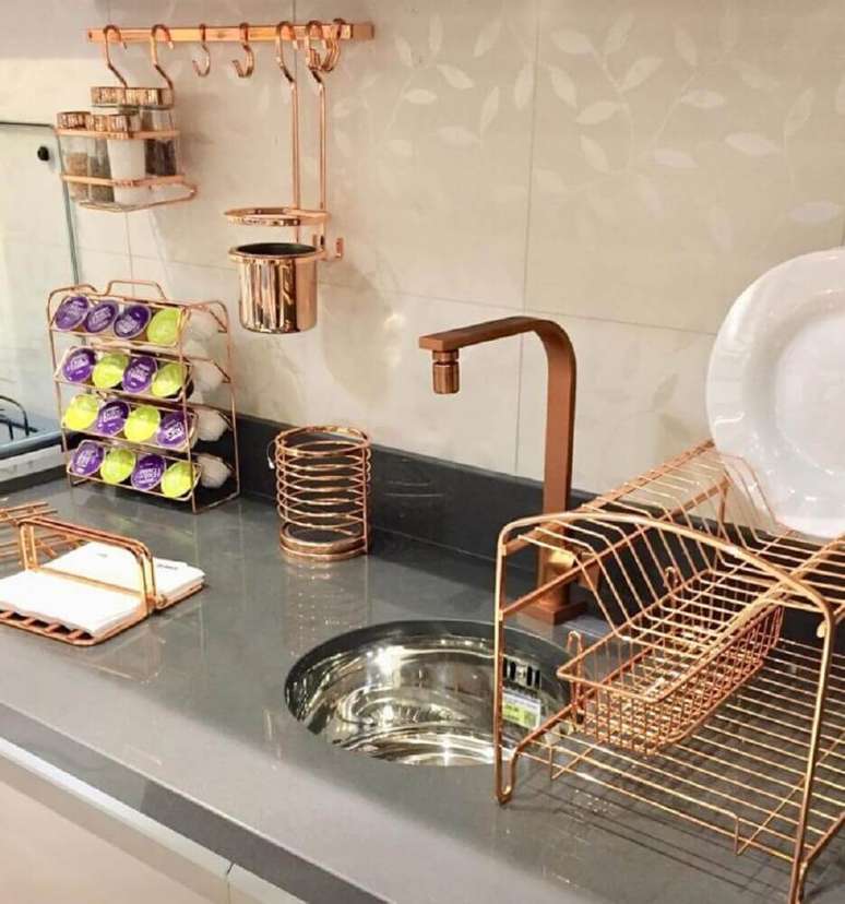 17. Invista em um conjunto de aramado na cor rose gold e deixe a sua cozinha muito mais charmosa &ndash; Foto: Lar Divertido Lar