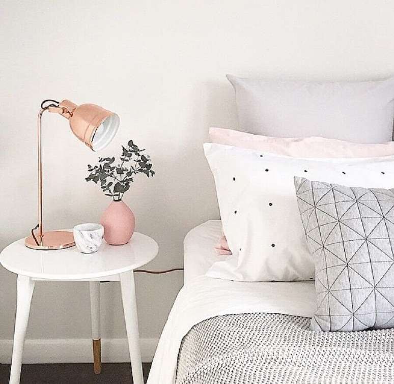 4. Decoração clean para quarto com objetos de decoração rose gold – Foto: Travis Burki