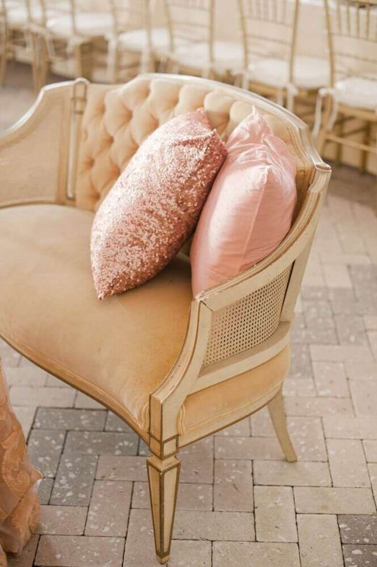 18. Decoração clássica com almofadas na cor rose com detalhe metalizado – Foto: Style Me Pretty