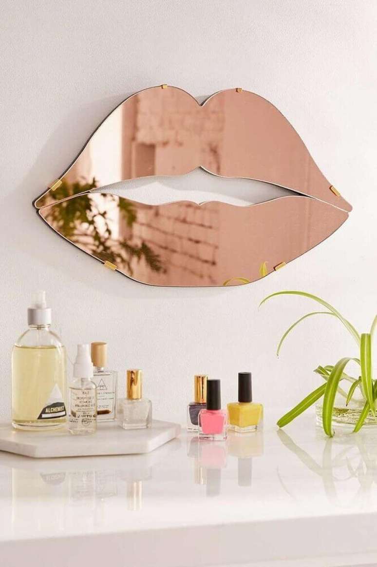 21. Decoração com espelho rose gold em formato de boca – Foto: Home Curtain Ideas