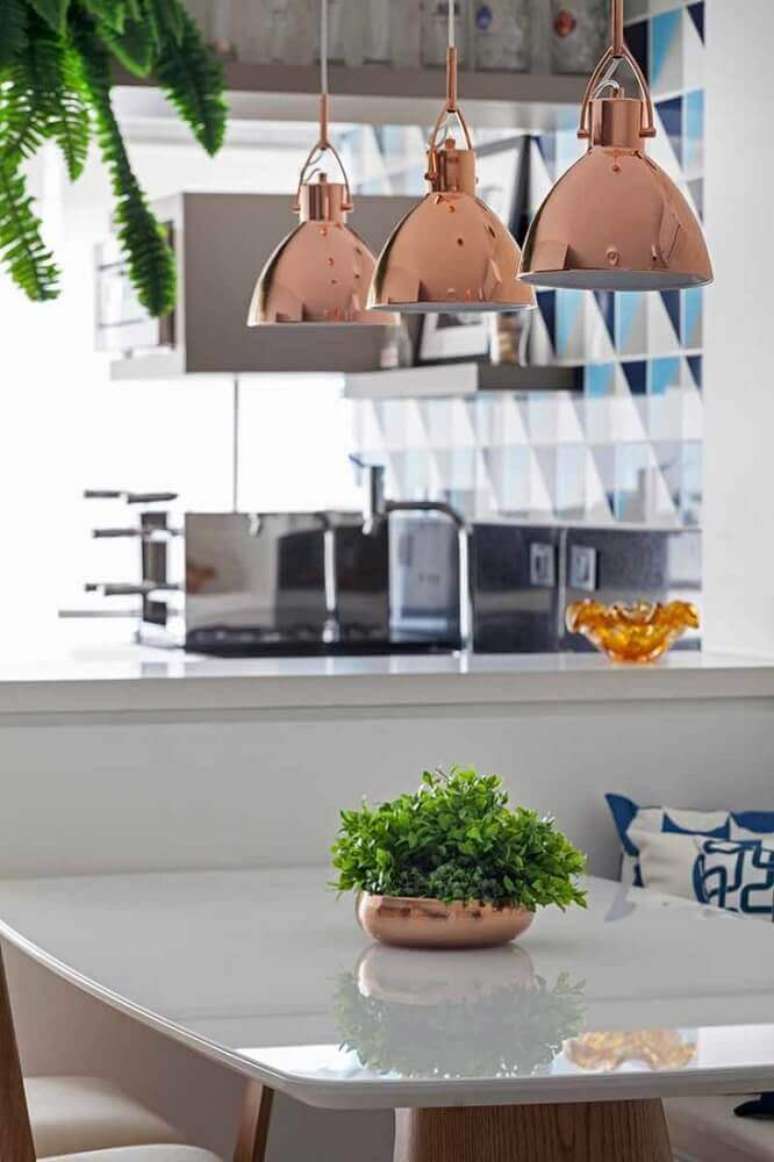 24. Decora&ccedil;&atilde;o clean com pendente rose gold e mesa branca &ndash; Foto: Studio Elen Saravalli