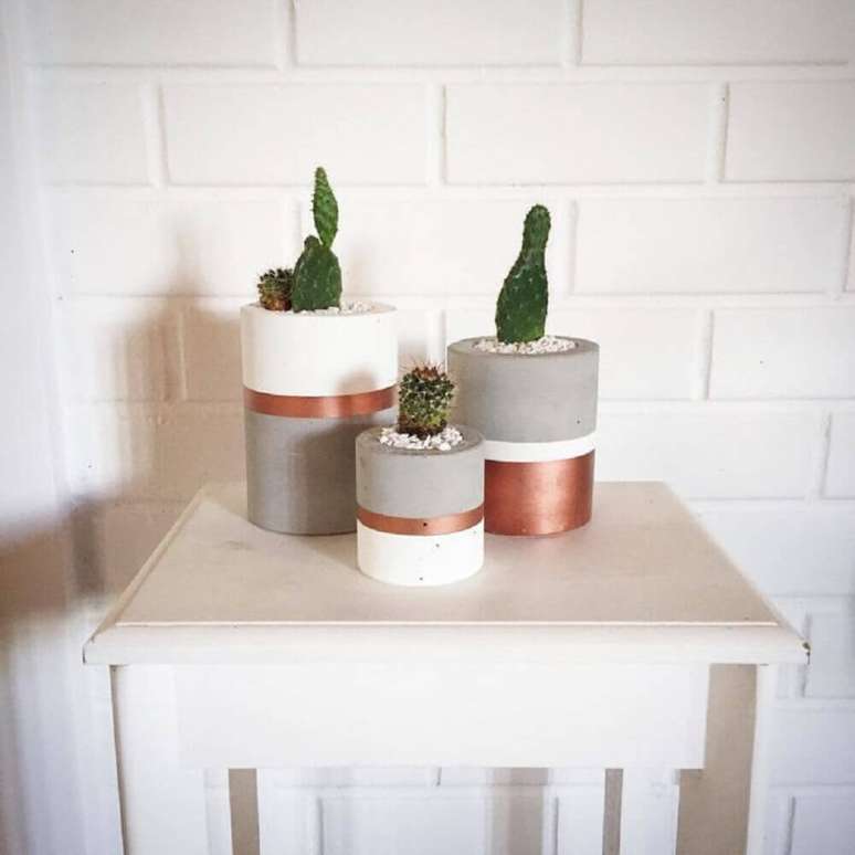 27. Modelo de vasinhos de plantas com detalhes em rosa metalizado perfeitos para decoração com estilo escandinavo – Foto: Decorpor2 – Monica & Rafael