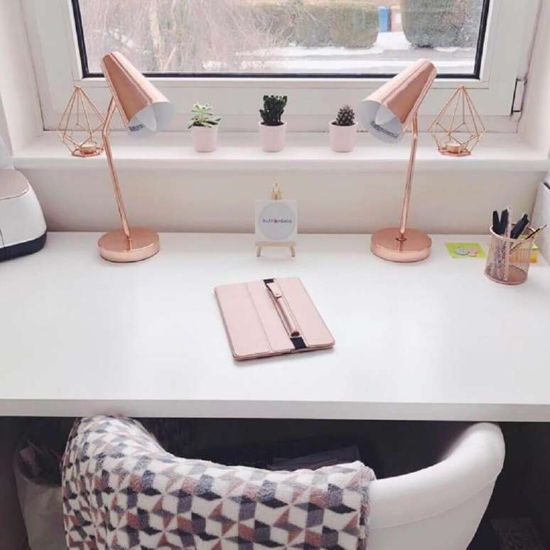 29. Decora&ccedil;&atilde;o de home office todo clean com lumin&aacute;ria rose gold &ndash; Foto: Button Bela &ndash; Natalie