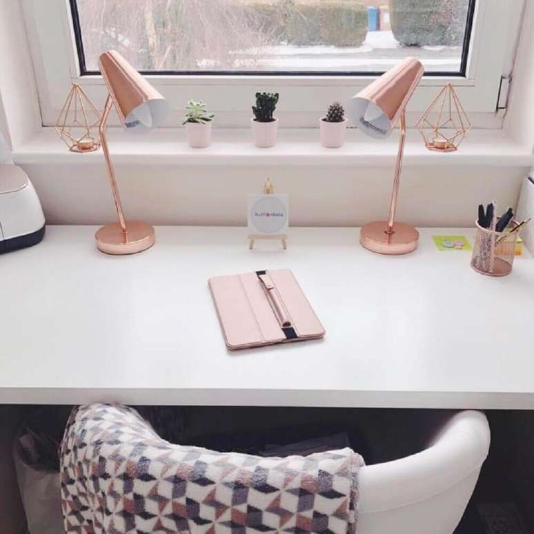 29. Decoração de home office todo clean com luminária rose gold – Foto: Button Bela – Natalie