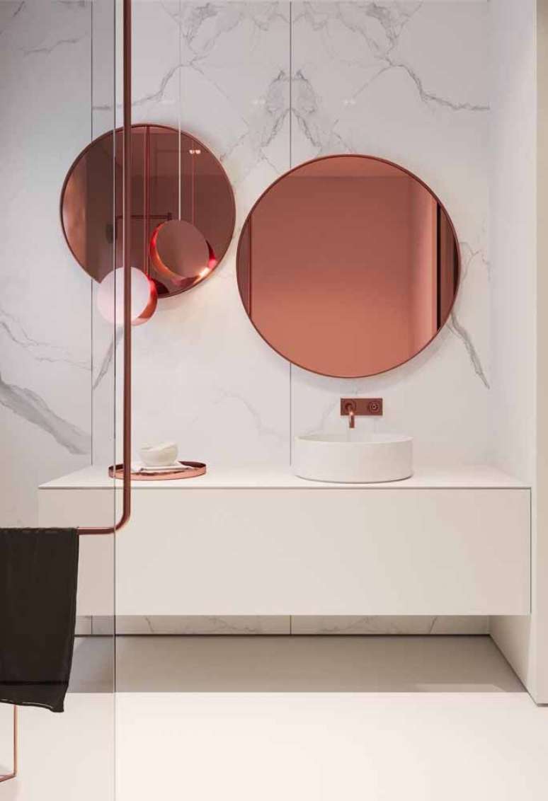 36. Decoração para banheiro com espelho redondo rose gold – Foto: Mauricio Gebara Arquitetura