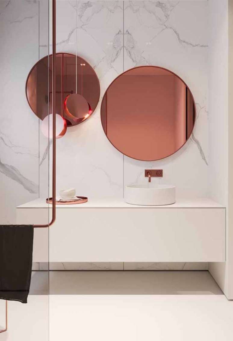 36. Decora&ccedil;&atilde;o para banheiro com espelho redondo rose gold &ndash; Foto: Mauricio Gebara Arquitetura