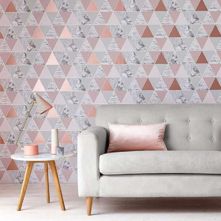 40. Decora&ccedil;&atilde;o para sala com papel de parede rose gold &ndash; Foto: Ideal Home