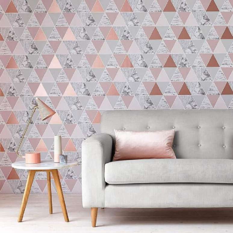 40. Decoração para sala com papel de parede rose gold – Foto: Ideal Home