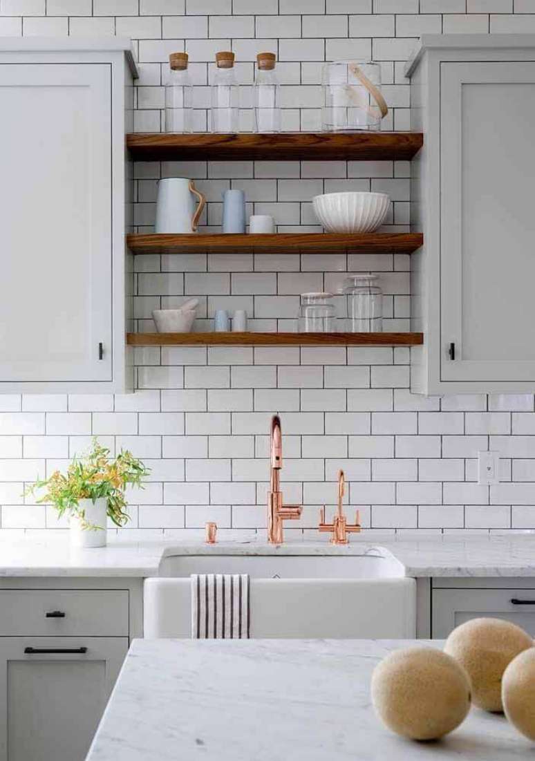 41. Decoração com estilo retrô para cozinha com torneira rose gold e prateleiras de madeira – Foto: Home Awakening