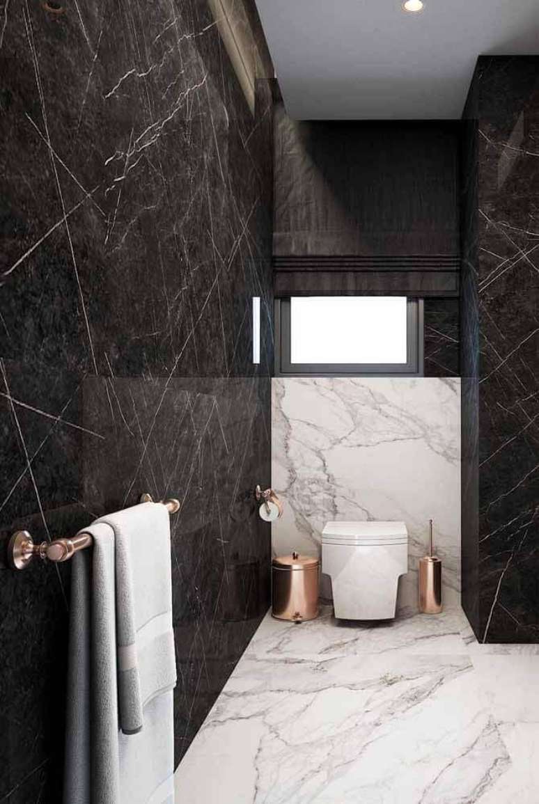 3. Decoração moderna para banheiro com revestimento em mármore e objetos na cor rose gold – Foto Pinterest