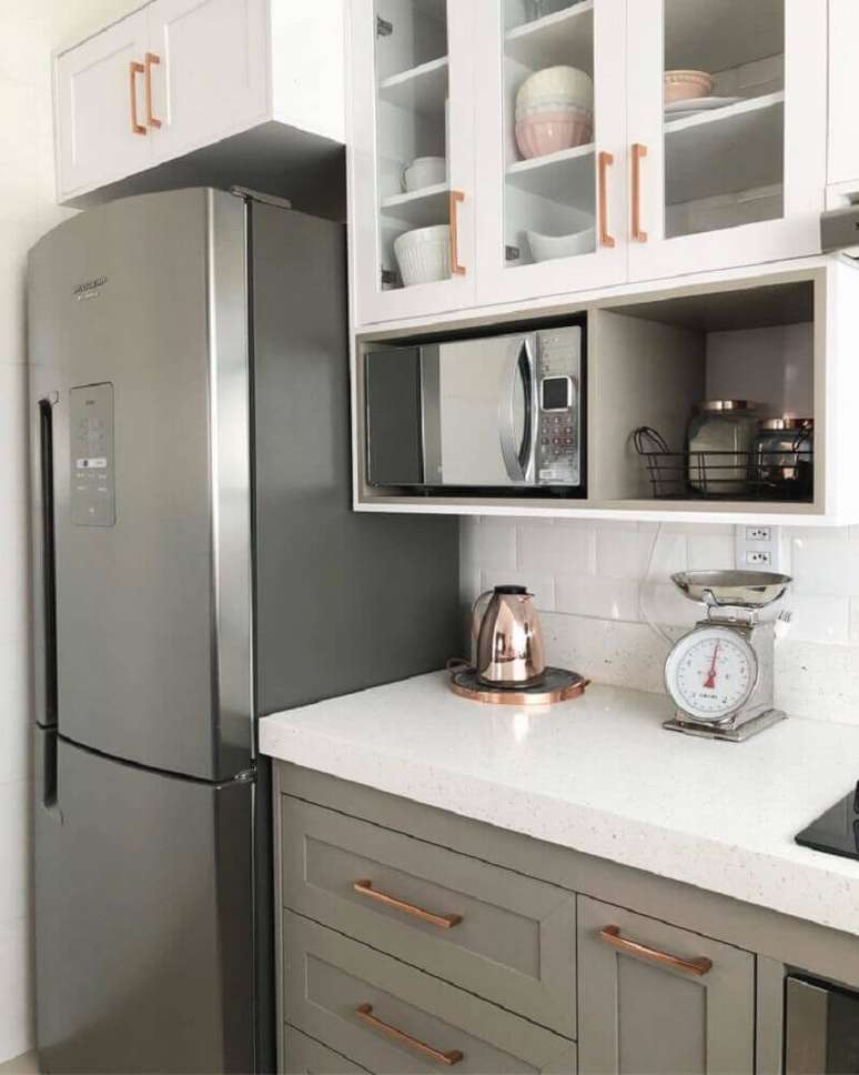 43. Decora&ccedil;&atilde;o clean para cozinha com detalhes em rose gold &ndash; Foto: Casa Ap&ecirc;