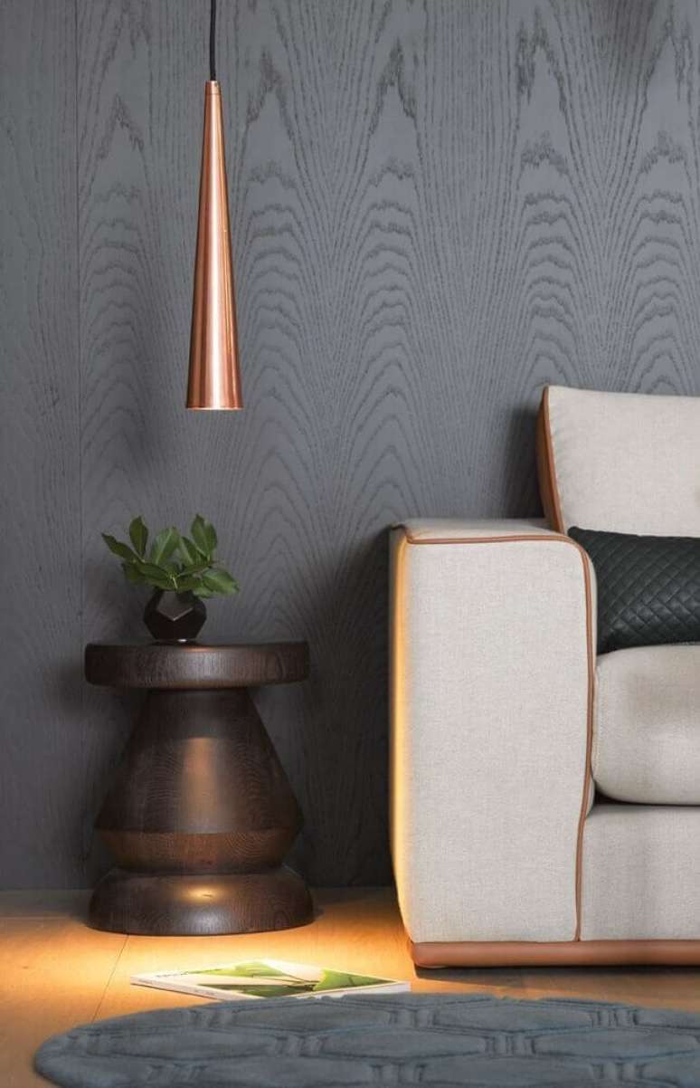 1. Decoração com toques modernos com parede cinza escura e pendente rose gold – Foto: Pinterest