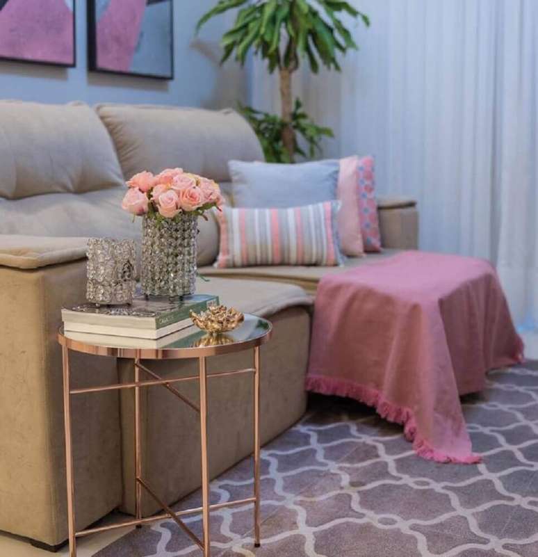 7. Decoração rose gold para sala de estar com mesa lateral e tapete cinza – Foto: Mirian Fernandes