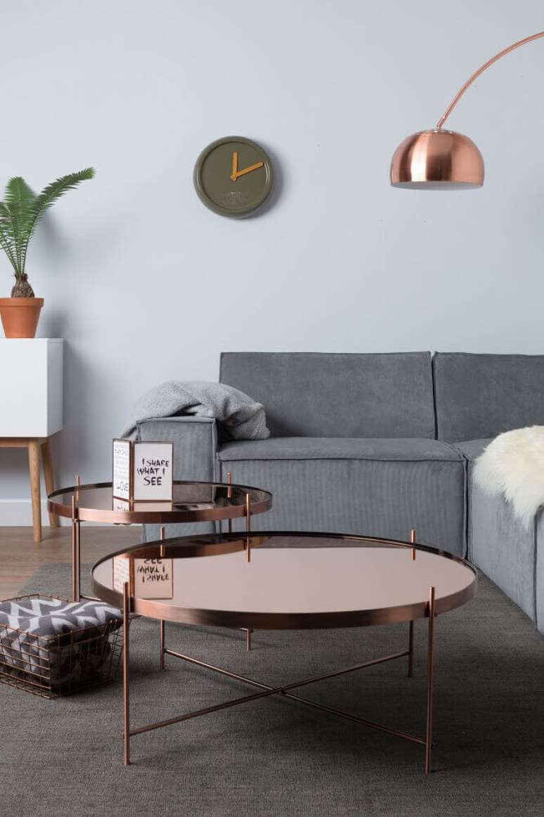 47. Decoração rose gold sala de estar com sofá cinza e mesa de centro redonda com luminária – Foto: Fontana