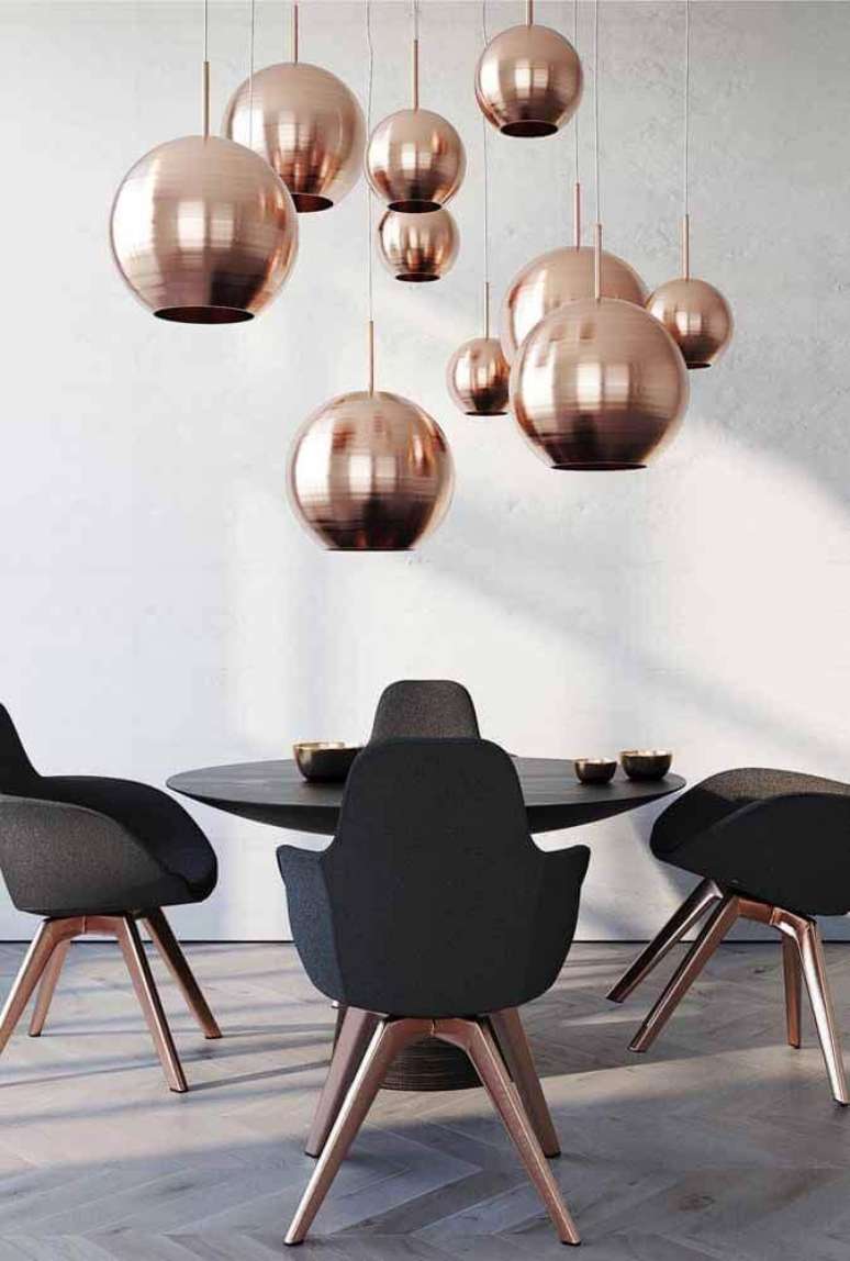 48. Decoração rose gold para sala de jantar com cadeiras modernas e pendentes redondos sobre a mesa de jantar – Foto: Behance