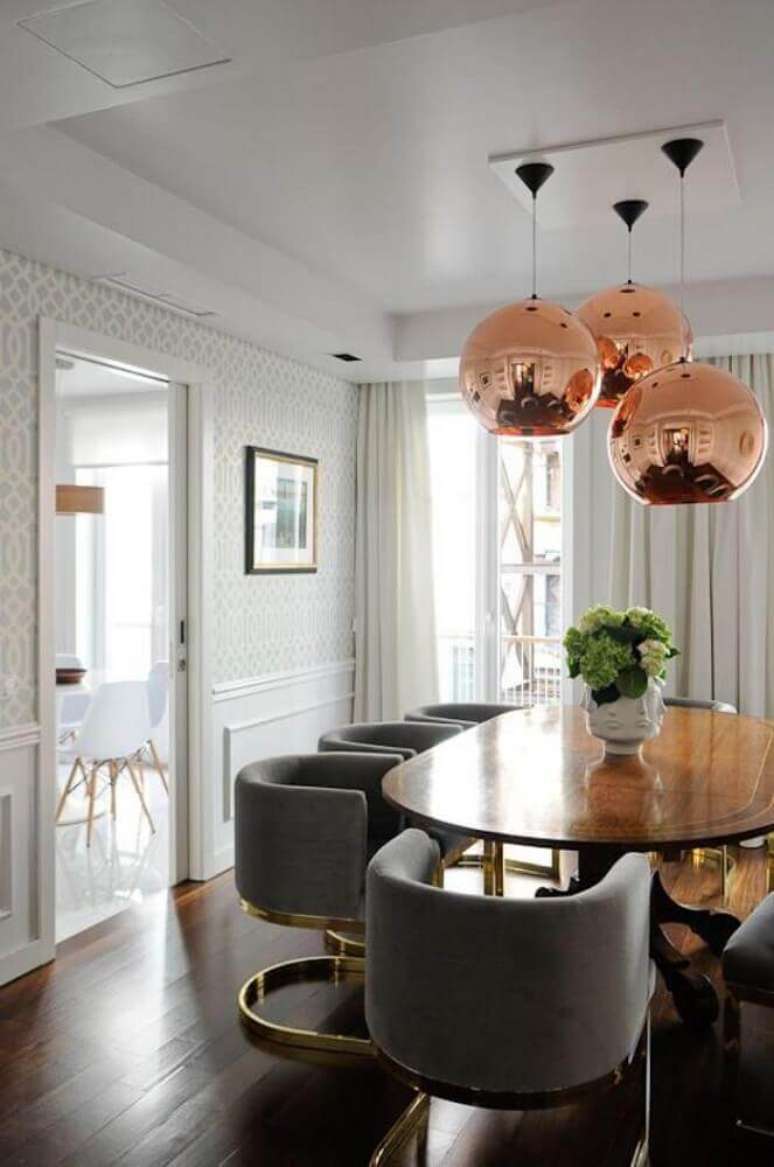 8. Decoração para sala de jantar com pendente rose gold e cadeiras modernas – Foto: House Of Hipsters