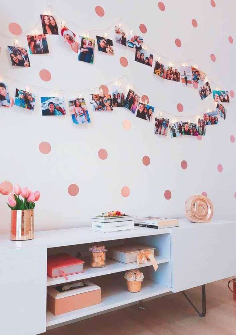 51. Decoração com fotos e adesivo de parede rose gold – Foto: Pinterest
