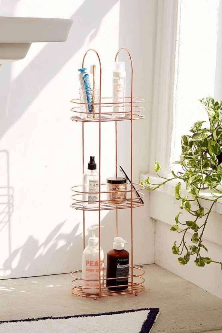 56. Modelo de aramado com acabamento rose gold para decora&ccedil;&atilde;o de banheiro &ndash; Foto: Urban Outfitters