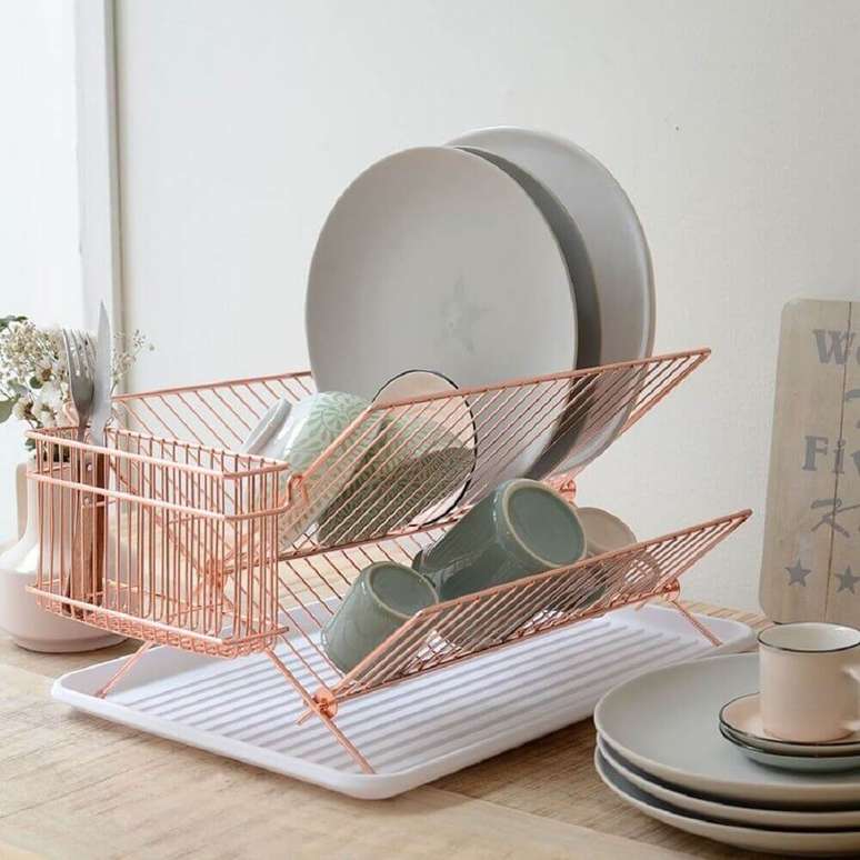 10. Modelo de escorredor de louça rose gold para incrementar a decoração de sua cozinha – Foto: Gramona Interiors